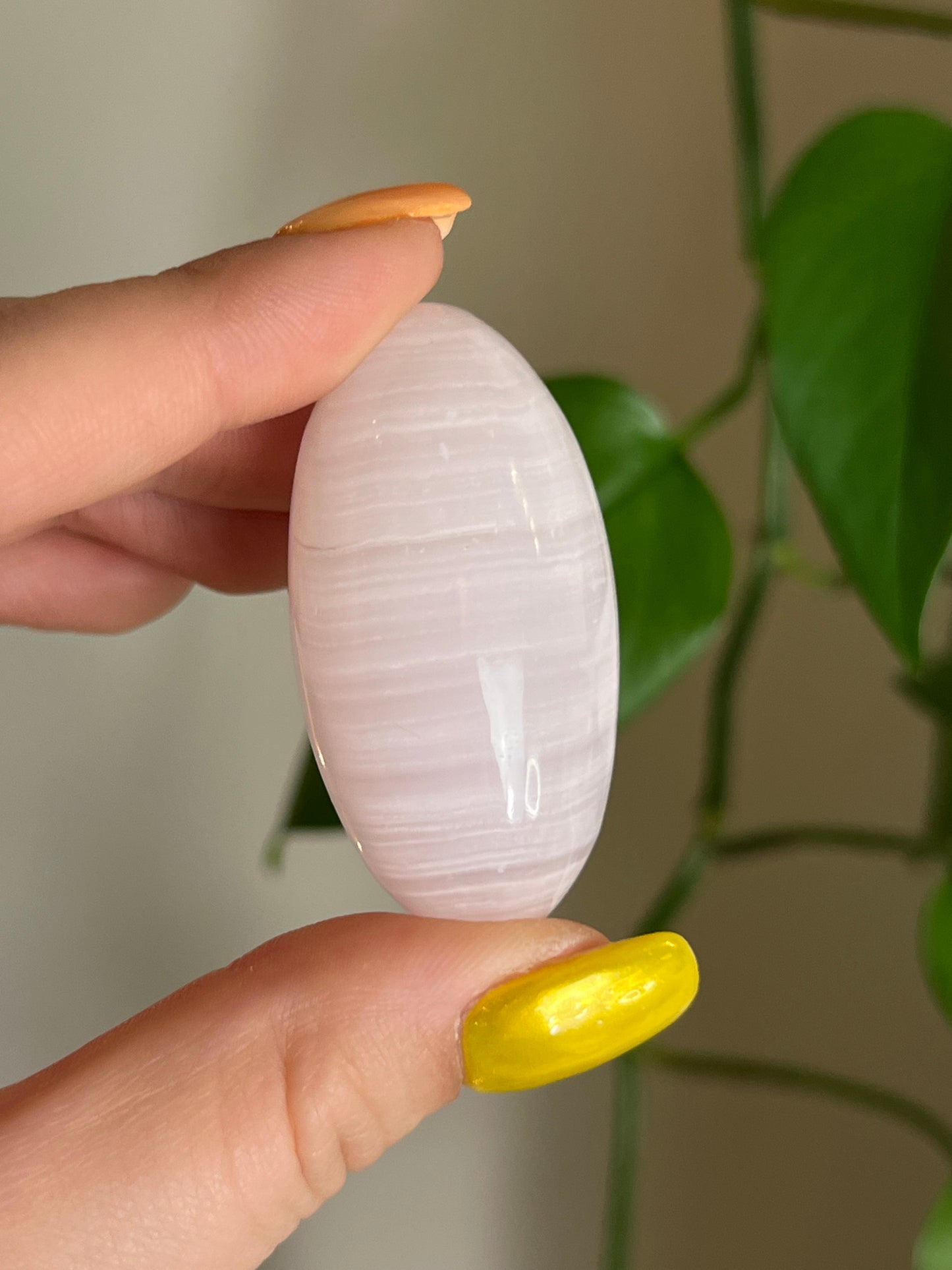 Mangano Calcite Rice - UV Reactive