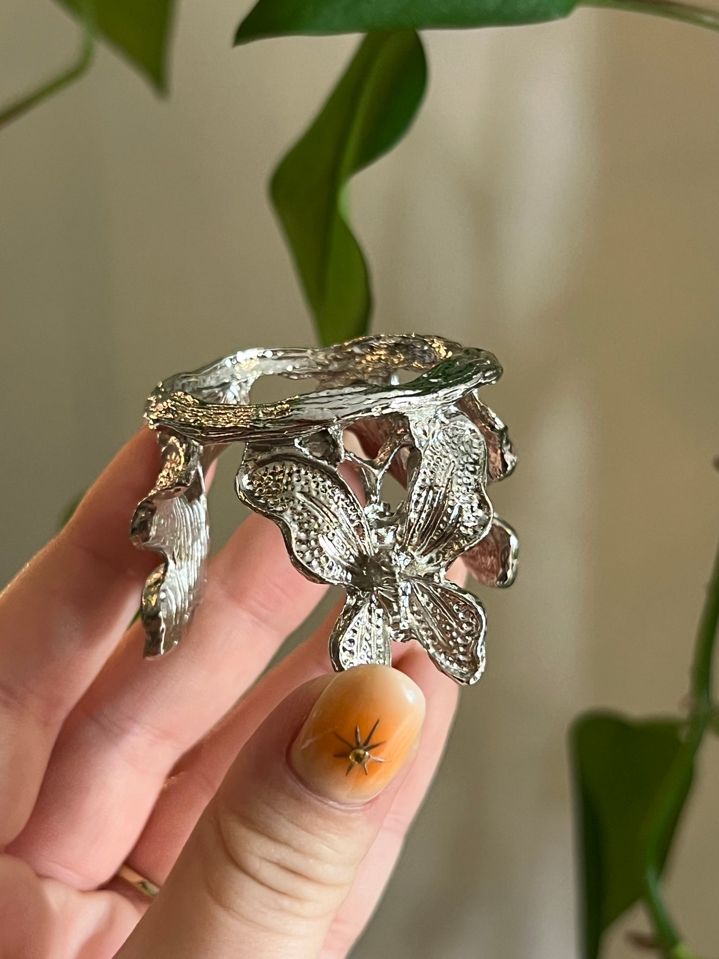 Silver Butterfly Sphere/Egg Stand