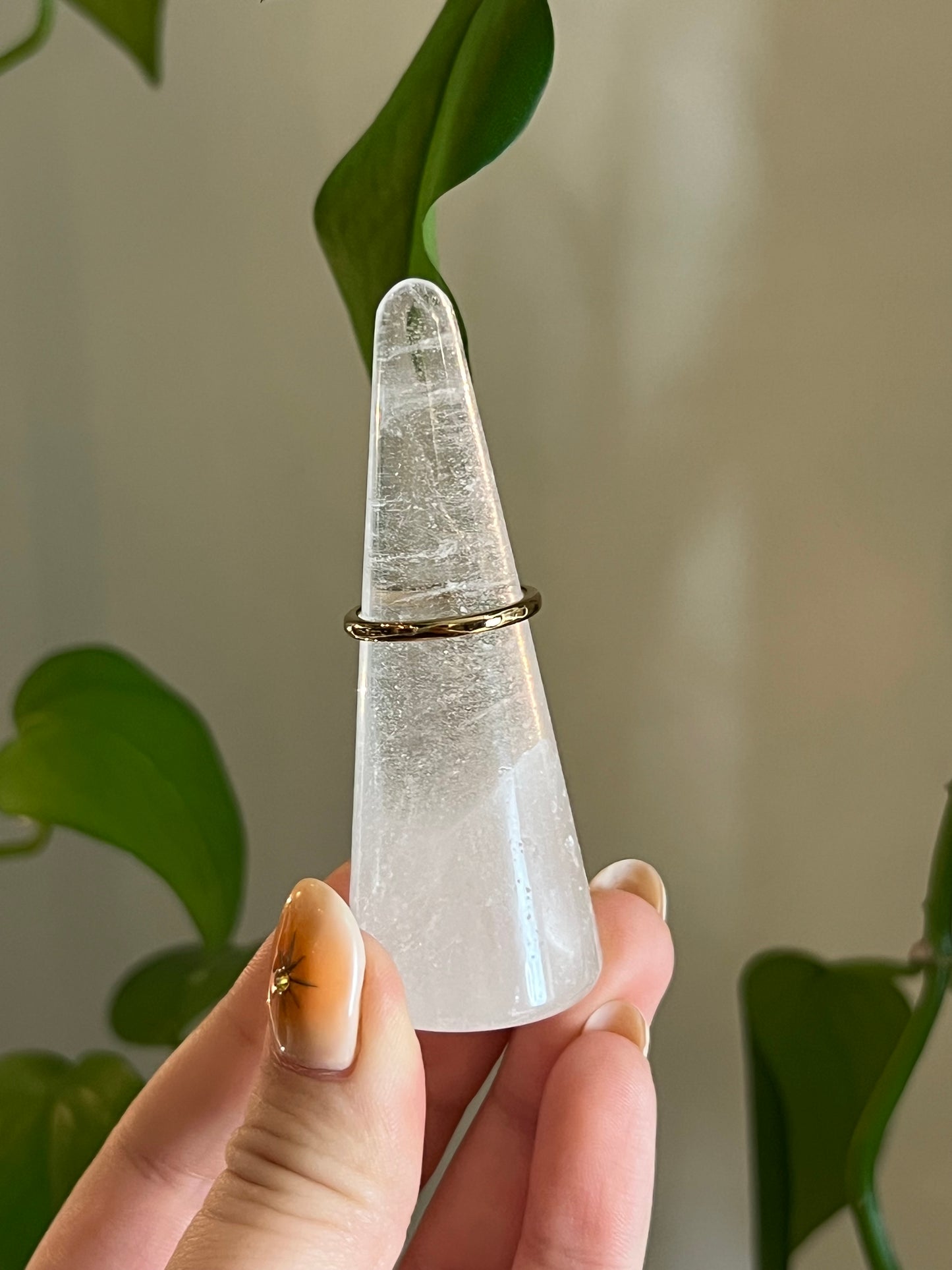 Clear Quartz Ring Holder