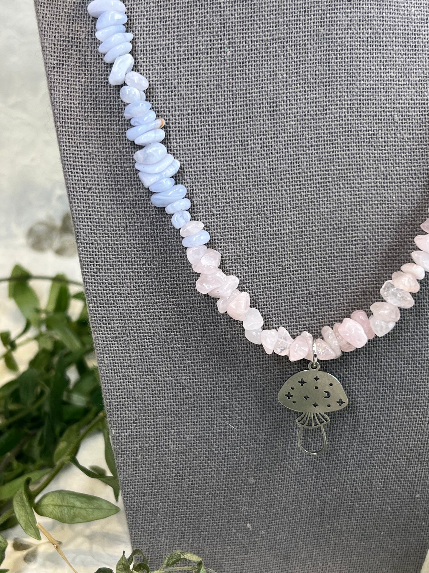 Collier magique de champignons trans