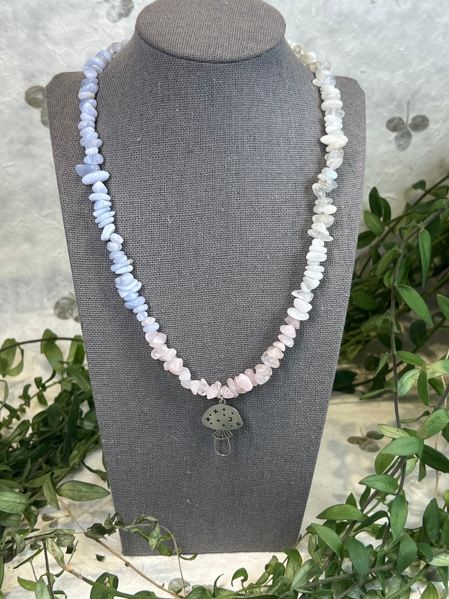 Collier magique de champignons trans