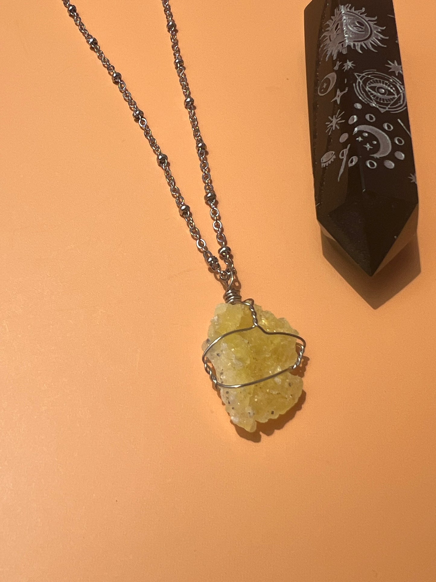 Neon Brucite Raw Wrapped Silver Necklace đ