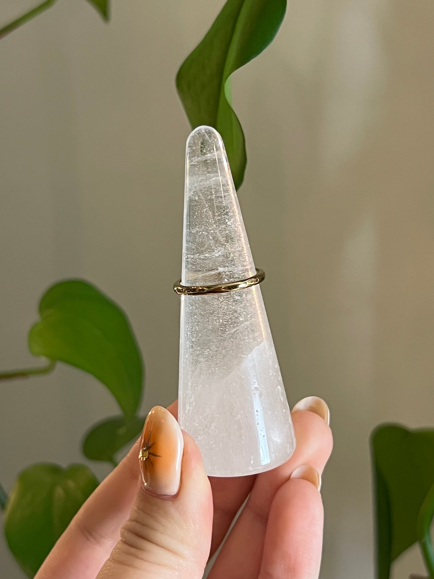 Clear Quartz Ring Holder