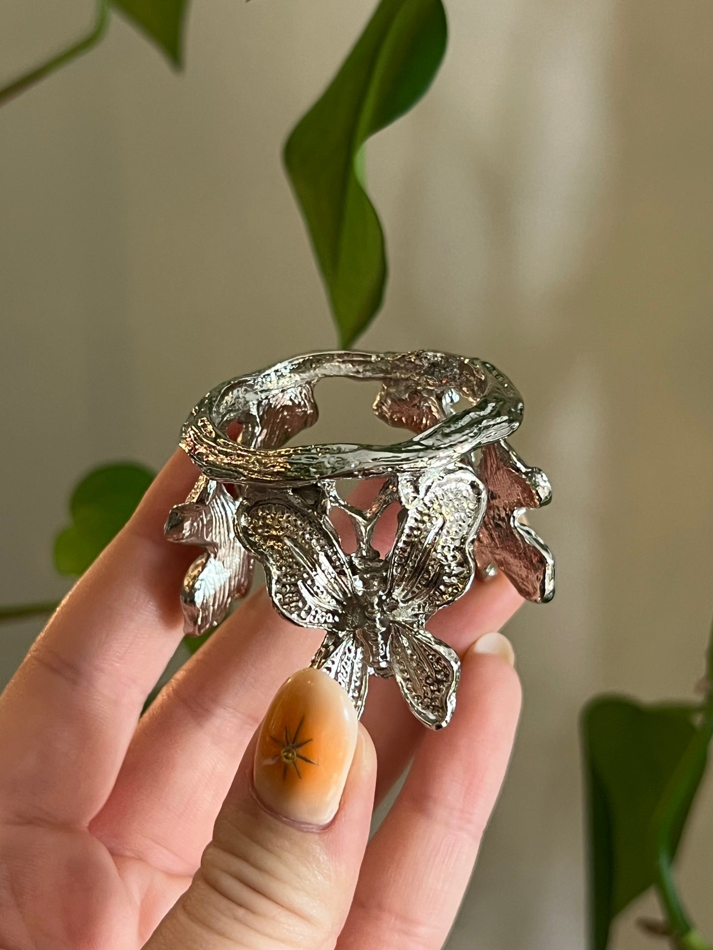 Silver Butterfly Sphere/Egg Stand