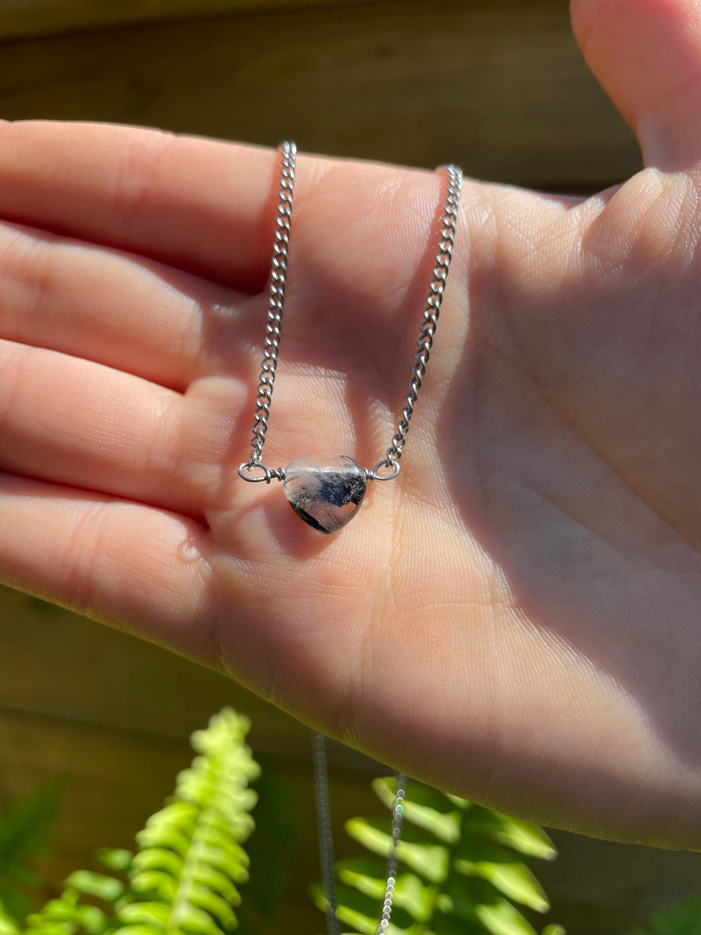 Collier coeur en quartz tourmalé