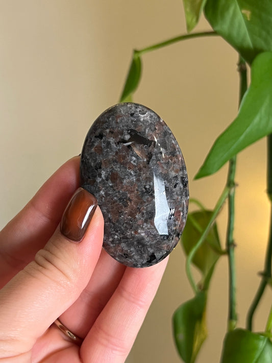 Yooperlite UV Reactive Small Palm Stone